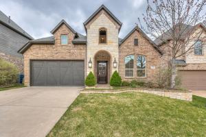 una grande casa in mattoni con garage di Spacious and Modern 4BR 2BA 5MintoDFW a Lewisville