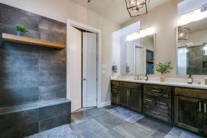 un bagno con due lavandini e un grande specchio di Spacious and Modern 4BR 2BA 5MintoDFW a Lewisville Altre 33 foto
