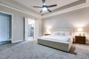 una camera da letto bianca con un letto e un ventilatore a soffitto di Spacious and Modern 4BR 2BA 5MintoDFW a Lewisville