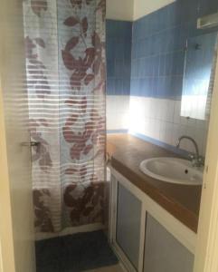 Koupelna v ubytování DUPLEX VILLA RESIDENCE LA CORNICHE juste à coté de la plage + 7 fotografií