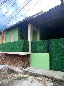 伦索伊斯Hostel Visite Chapäda的前面有绿树成荫的房子