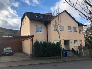 une maison avec un garage et une voiture dans l'établissement Gästezimmer Fischbach, à Kelkheim