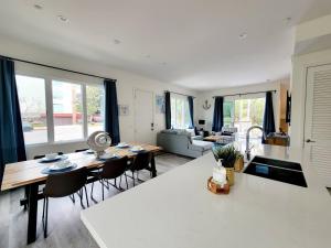 Una cocina y una sala de estar con mesa y sillas. en Upscale Modern Townhouse At Balboa Park, en San Diego