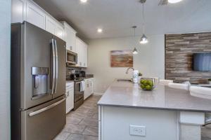 Кухня або міні-кухня у Modern Decor, Waterview With Splashpool, Bbq 1636Str