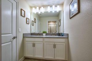 Зображення з фотогалереї помешкання Modern Decor, Waterview With Splashpool, Bbq 1636Str у місті Кіссіммі