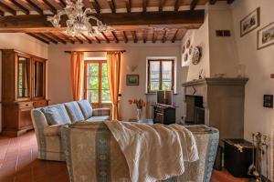 Una sala de estar con dos sillas y una chimenea. en Tenuta Le Caselle, en Subbiano