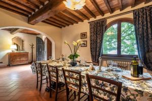comedor grande con mesa larga y sillas en Tenuta Le Caselle, en Subbiano