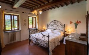 Un dormitorio con una cama en una habitación con ventanas. en Tenuta Le Caselle, en Subbiano 32 fotos más