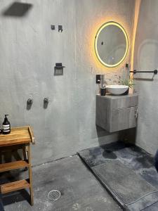 a bathroom with a sink and a mirror at Bosque escondido in Valle de Bravo