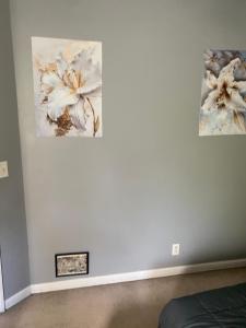 1 dormitorio con 3 pinturas en la pared en PaulKTA, en Nashville