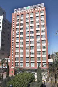 un edificio de hotel con un cartel encima en Hotel Albufera en Alfafar