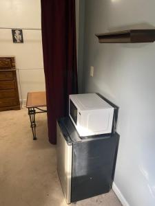 Un microondas encima de un televisor en una habitación. en PaulKTA, en Nashville