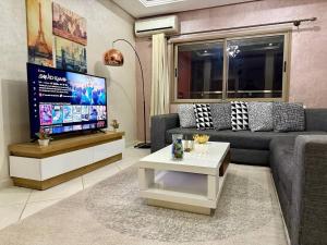 ケニトラにあるLuxury Appartement Centre-ville Netflix & Parkingのソファとテレビのあるリビングルーム
