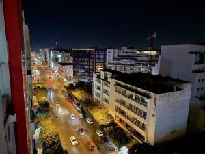 ケニトラにあるLuxury Appartement Centre-ville Netflix & Parkingの夜の街並み