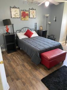 Un dormitorio con una cama y una otomana roja. en PaulKTA, en Nashville