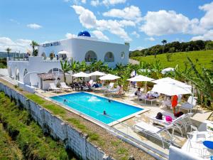 Una vista aérea de un complejo turístico con piscina. en Grecialandia, en San Felipe de Puerto Plata