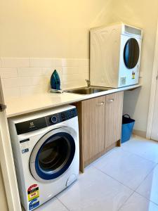 克莱基伯恩Home in Craigieburn的配有洗衣机和水槽的厨房