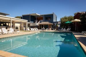 Πισίνα στο ή κοντά στο Footprint Preston Beach Retreat B37