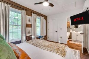 仙纳度NEW! Shenandoah family & dog friendly cabin - 5 min walk river with private river access, BBQ, playground, fire pit的卧室里有一张床和一台电视机
