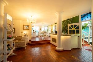a living room with columns and a dining room at Posada del Angel in Salento