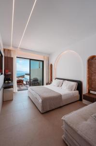 Postel nebo postele na pokoji v ubytování Muse οf Mykonos Luxury Suites