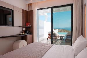 Postel nebo postele na pokoji v ubytování Muse οf Mykonos Luxury Suites