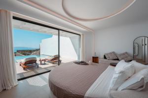 Postel nebo postele na pokoji v ubytování Muse οf Mykonos Luxury Suites