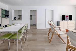 una sala da pranzo con tavolo e sedie di Boreas Gv04 P a Koksijde