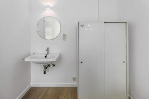 un bagno bianco con lavandino e specchio di Boreas Gv04 P a Koksijde Altre 12 foto