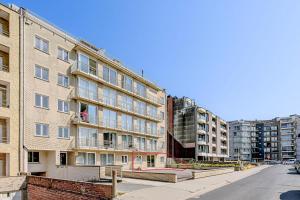 un condominio in una strada cittadina con edifici di Boreas Gv04 P a Koksijde