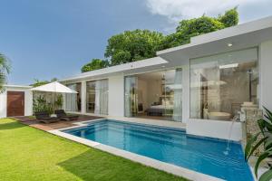スミニャックにあるThe Daha Luxury Villasの裏庭のスイミングプール