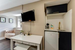 a small kitchen with a white table in a room at Lit Studio Spot Twin Beds,Amenities & Chill Vibes 1 in London