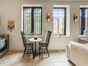 フィラデルフィアにあるApartmint at South St - Philadelphiaのテーブルと椅子と窓のあるリビングルーム +5枚の写真