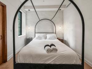 フィラデルフィアにあるApartmint at South St - Philadelphiaのベッドルーム1室(スリッパ2枚付)