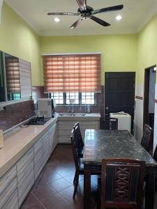 Η κουζίνα ή μικρή κουζίνα στο Aliita Homestay