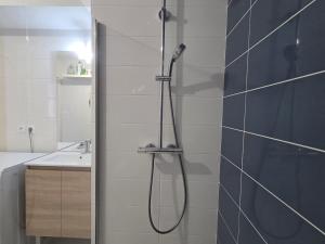 ein Badezimmer mit Dusche und Waschbecken in der Unterkunft Appartement moderne avec terrasse proche mer et centre, Wi-Fi inclus à Saint-Brevin - FR-1-364-182 in Saint-Brevin-les-Pins + 22 Fotos