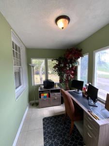 een bureau met twee computers erop bij Cozy Cottage in Jacksonville