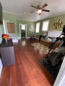 een woonkamer met een bank en een plafondventilator bij Cozy Cottage in Jacksonville +9 foto's
