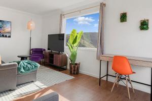 TV a/nebo společenská místnost v ubytování Charming 2BR Coastal Getaway in Pacifica