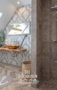 un bagno con doccia e lavandino di Bude-2 a Büsum