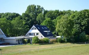 una grande casa bianca con tetto blu di Bude-2 a Büsum