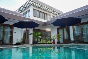 Bazén v ubytování Bale Sembilan, Jungle Paradise in Central Kuta Lombok nebo v jeho okolí