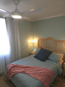 a bedroom with a bed and a ceiling fan at Temoca Cottage Echuca Central in Echuca