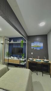 um quarto com duas mesas e uma cama em Apto próximo à praia da Barra, com vista para o mar! em Salvador mais 28 fotografias