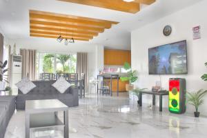TV a/nebo společenská místnost v ubytování Cozy Crib Saratoga in Tagaytay Midlands with Breakfast