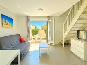 un salon avec un canapé et une télévision dans l'établissement Pavillon climatisé, proche plages et village, terrasse, parking, animaux admis - Argelès-sur-Mer - FR-1-732-4, à Argelès-sur-Mer