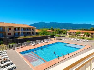 une image d'une piscine dans un hôtel dans l'établissement Pavillon climatisé, proche plages et village, terrasse, parking, animaux admis - Argelès-sur-Mer - FR-1-732-4, à Argelès-sur-Mer