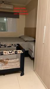 a room with two beds and a sign that reads quietsiesie calling us call at Casa espaçosa, toda climatizada, com piscina, área gourmet, playground in Cuiabá