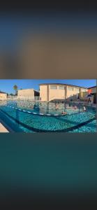 een groot zwembad met mensen erin bij Blue River Breeze Guest Suite in Daytona Beach