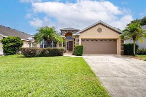 una casa con garaje y palmeras en Pool Therapy - New Pool Home, en Orlando